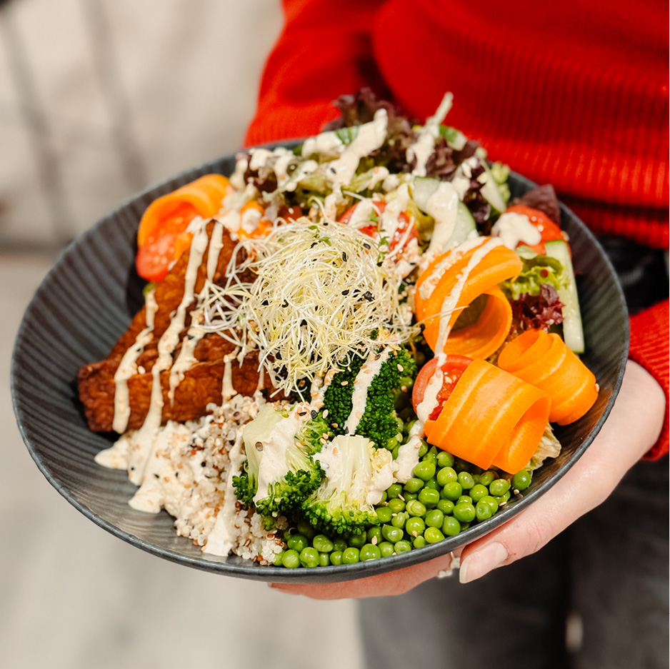 Das Bild zeigt die Holy Jesus Bowl von kulinario, die eine Person in den Händen hält.