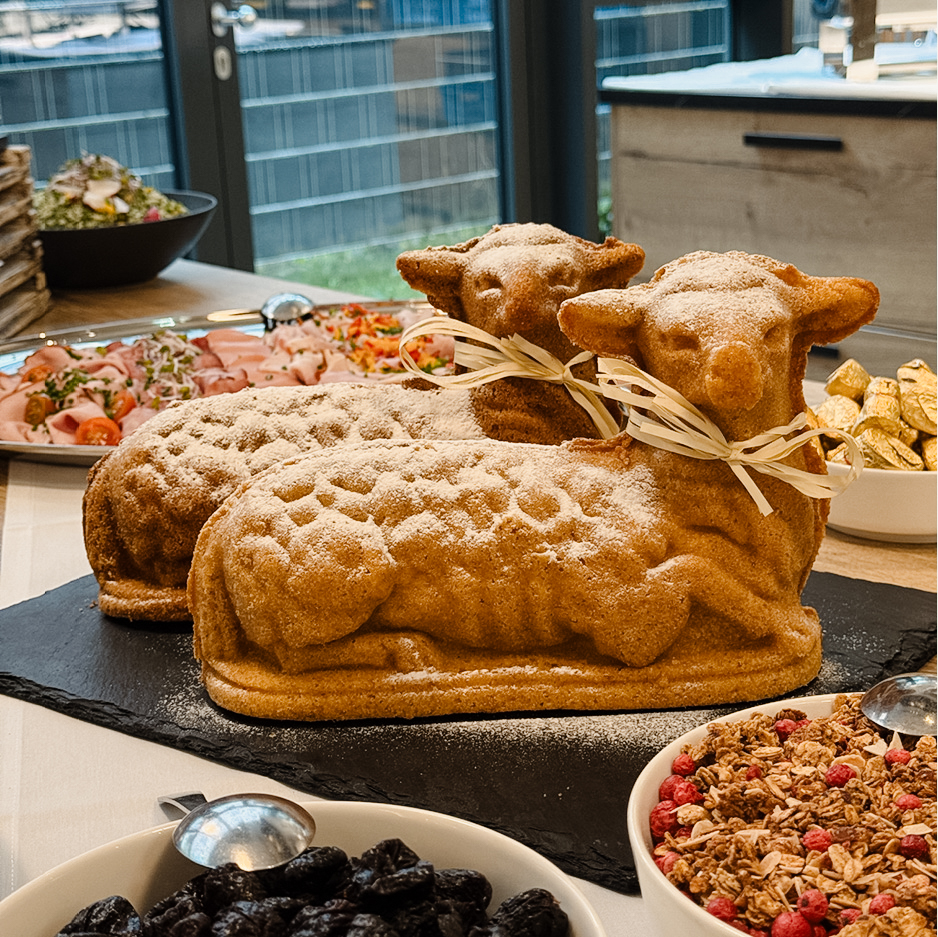 Das Bild zeigt zwei gebackene Osterlämmer auf einem Brunchbuffet.