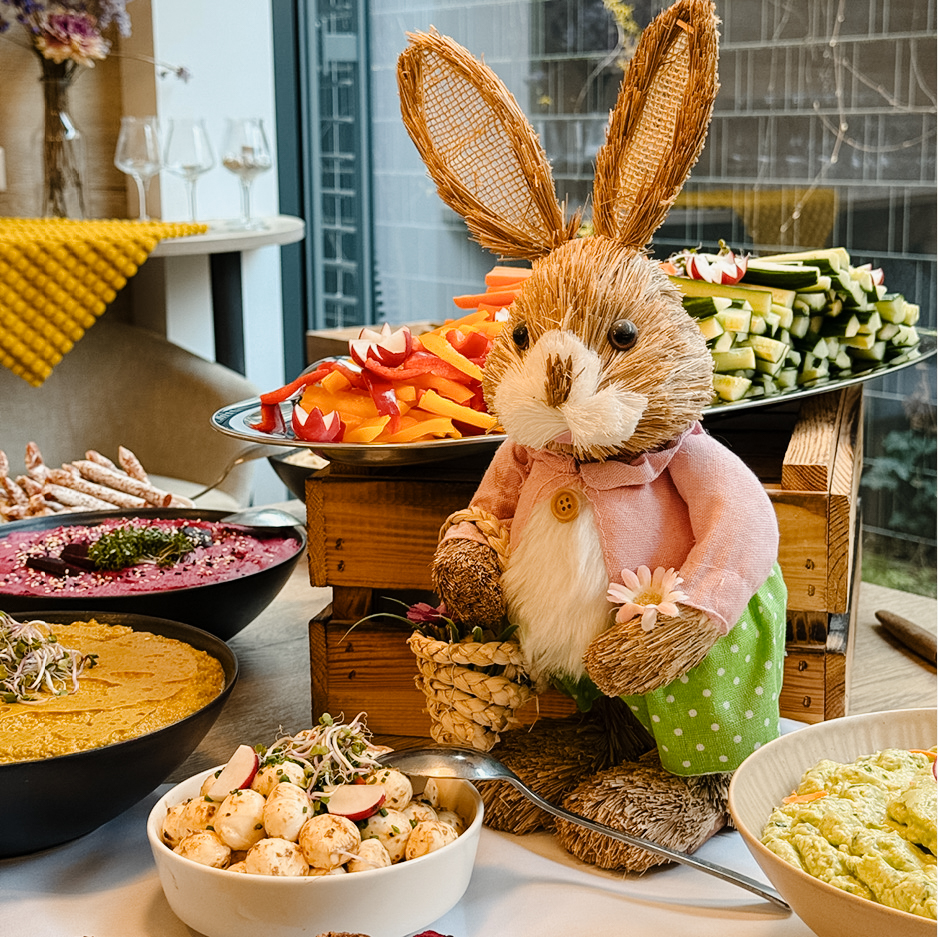Das Bild zeigt einen Deko-Osterhasen auf einem Brunchbuffet.