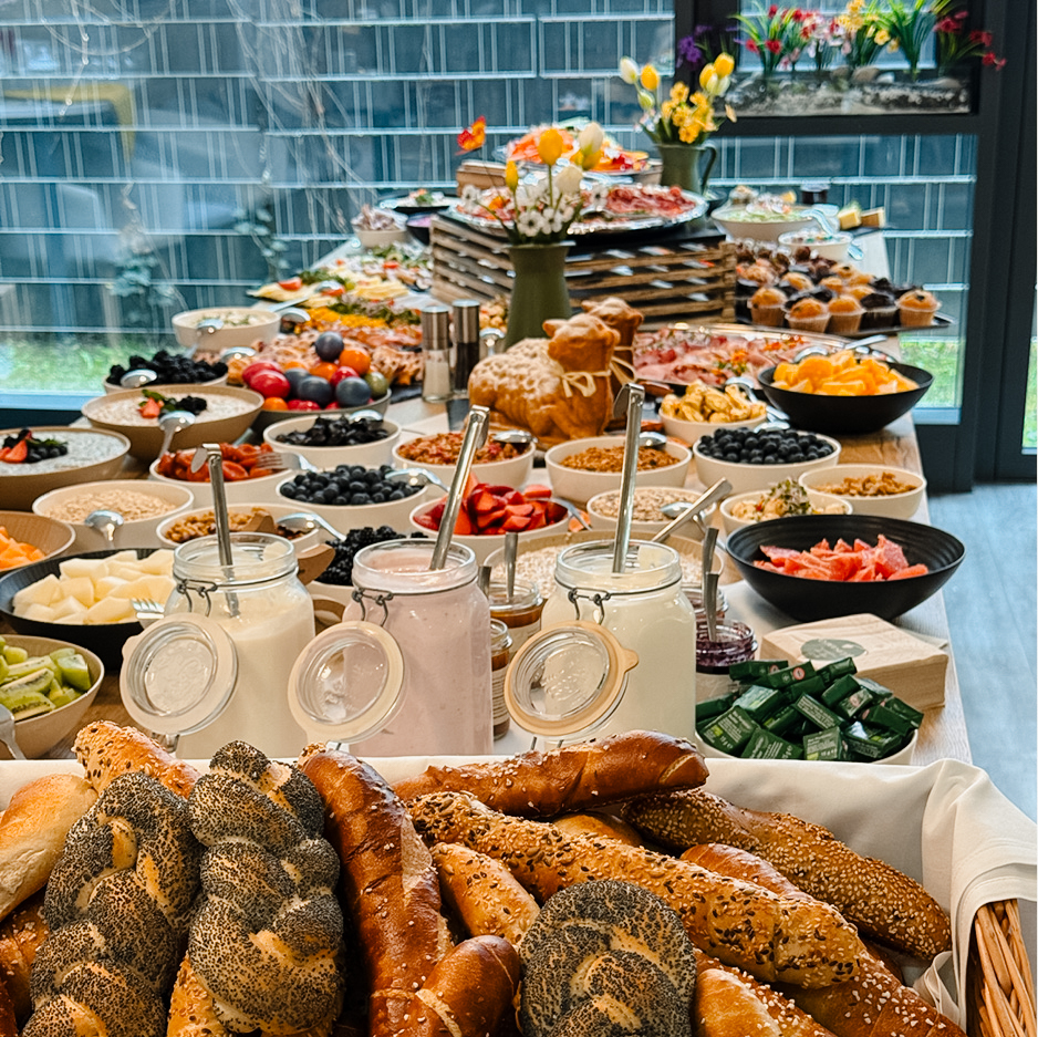 Das Bild zeigt ein üppiges Brunchbuffet bei kulinario.
