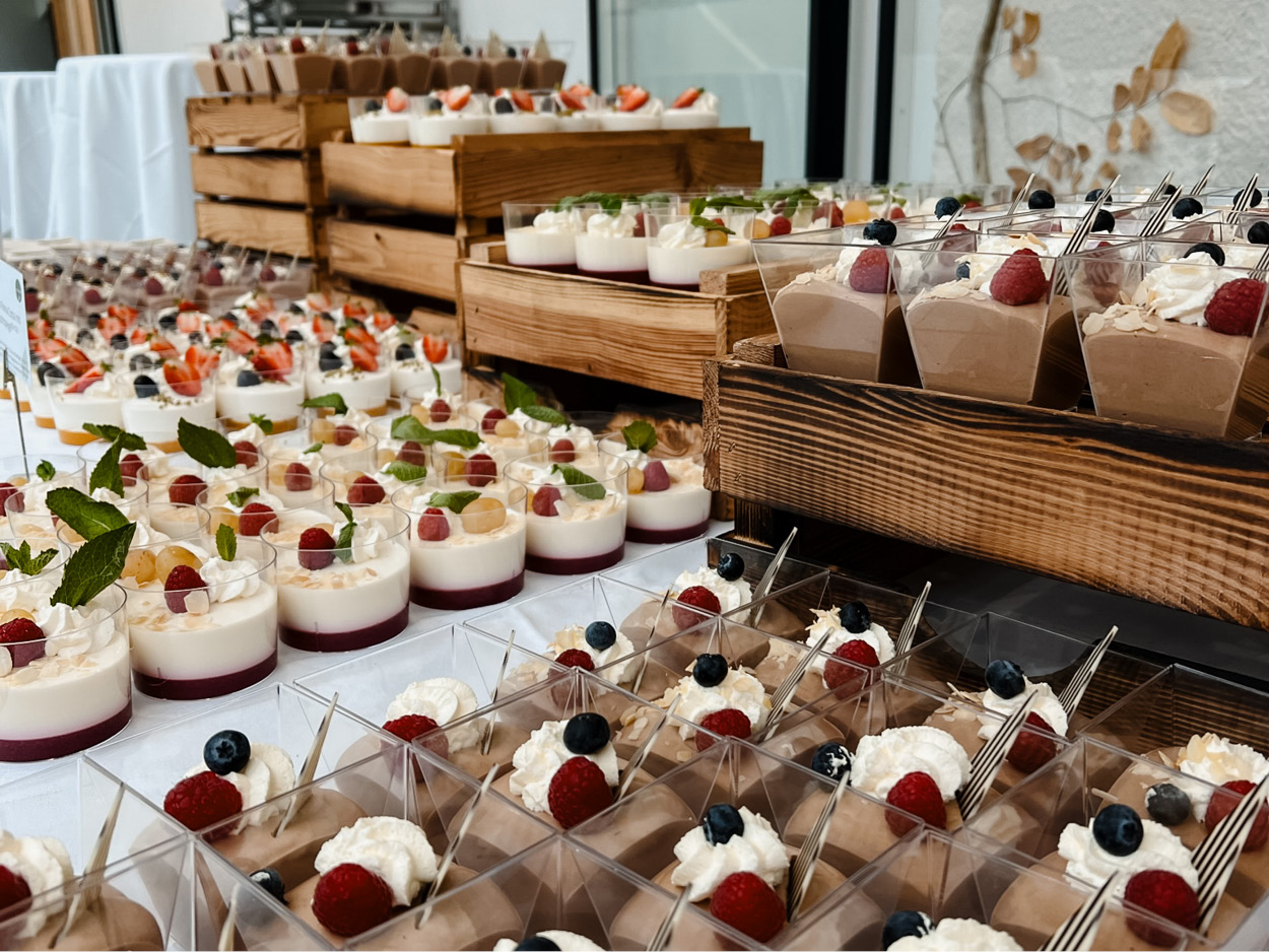Das Bild zeigt ein Dessertbuffet bei einer Großveranstaltung von kulinario.