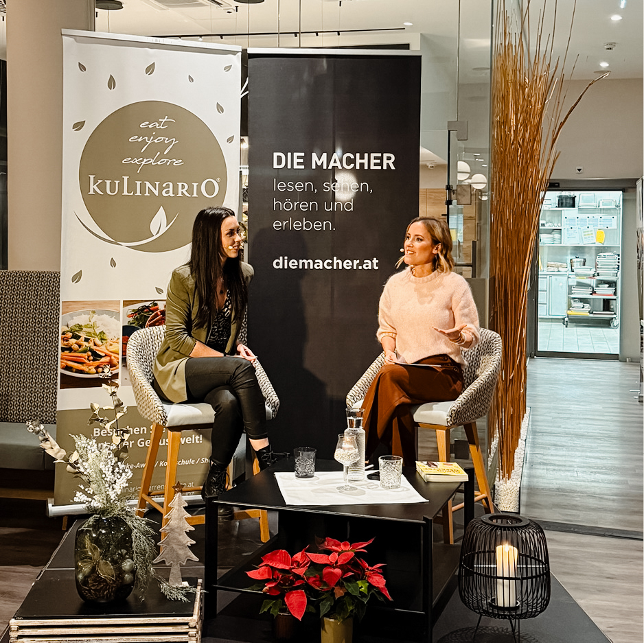 Das Bild zeigt die Bühne beim PodKost, diesmal mit Moderatorin Susanna Winkelhofer und Ernährungscoach Holly Wilkinson.