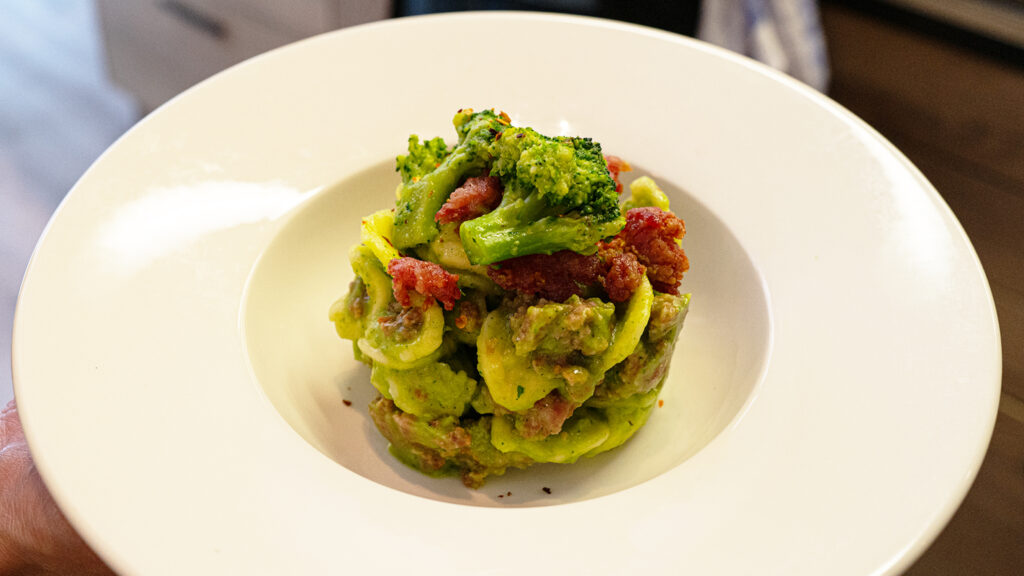 Das Bild zeigt ein köstlich angerichtetes Pastagericht aus der Nähe.