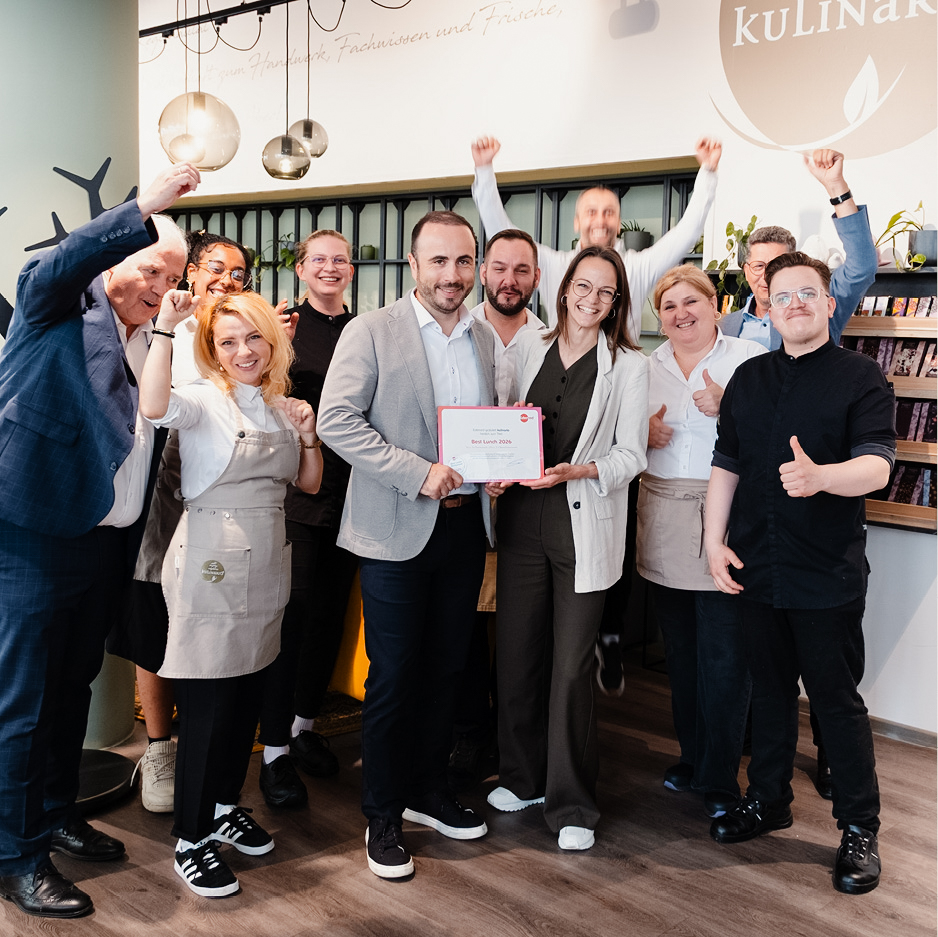 Das Bild zeigt das Team von kulinario, das gerade seinen 2. Platz beim Best-Lunch-Voting feiert.